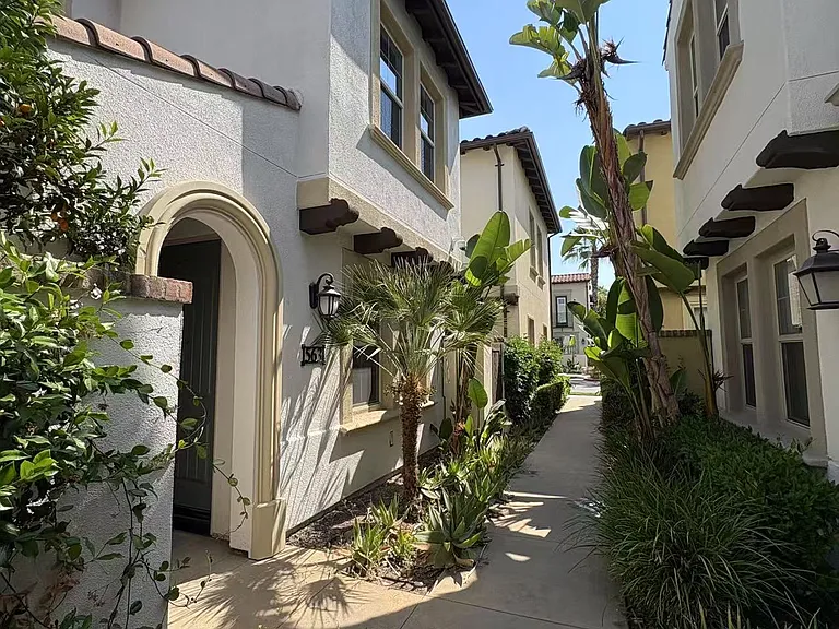 563 S Casita St — Photo 2