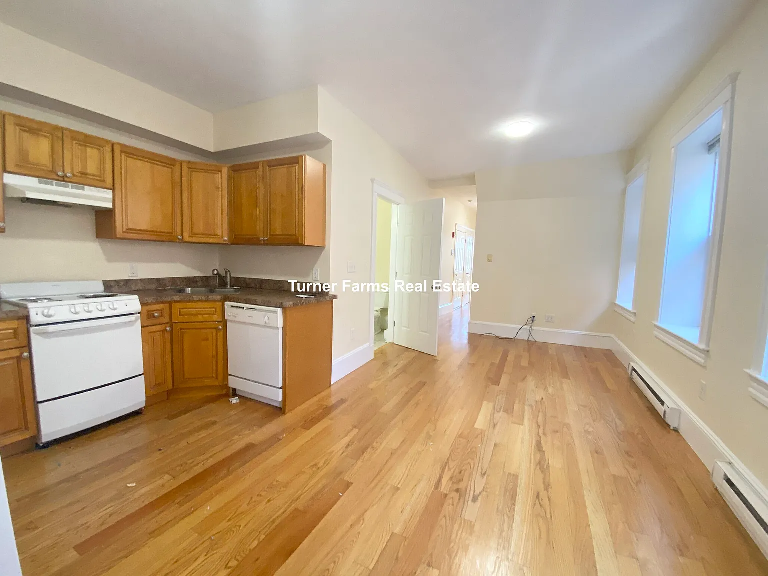 4 bed, 9999 sqft, $3,995 — Photo 3