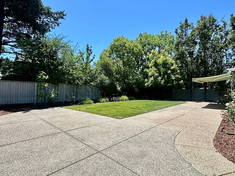388 Knowles Dr — Photo 14