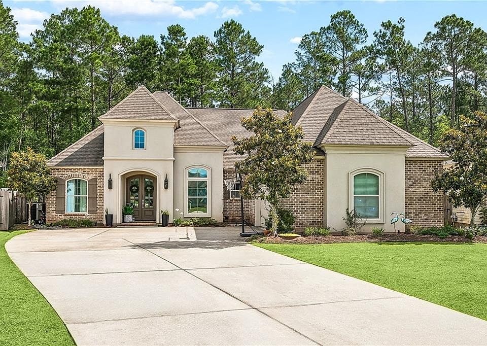1st image of 604 Blue Heron Ln