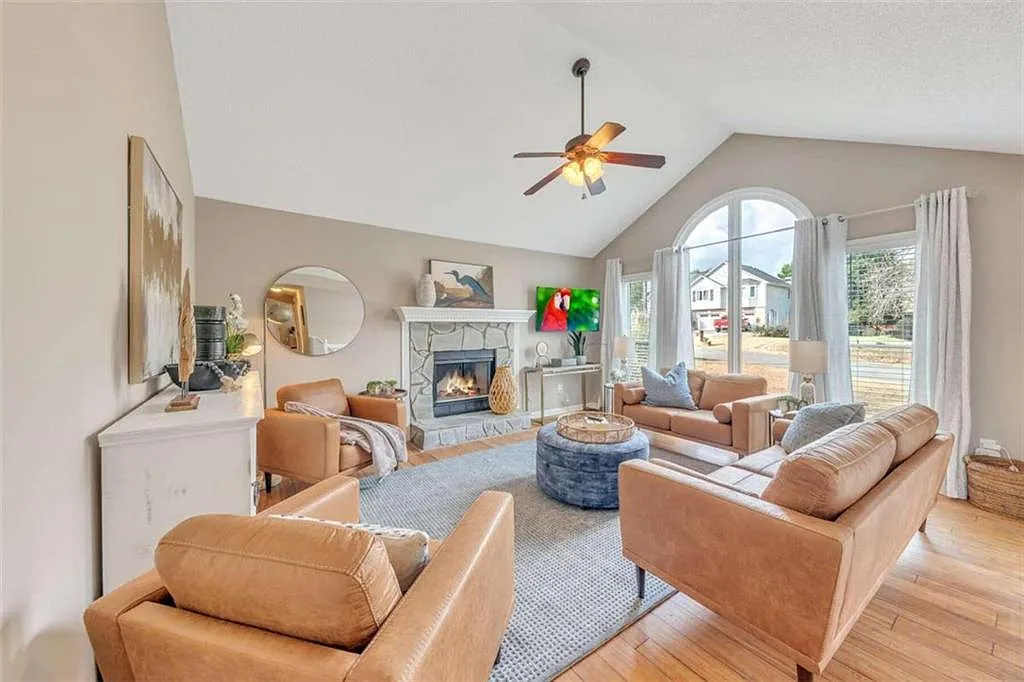 4 bed, 2.0 bath, 2200 sqft, $4,995 — Photo 1