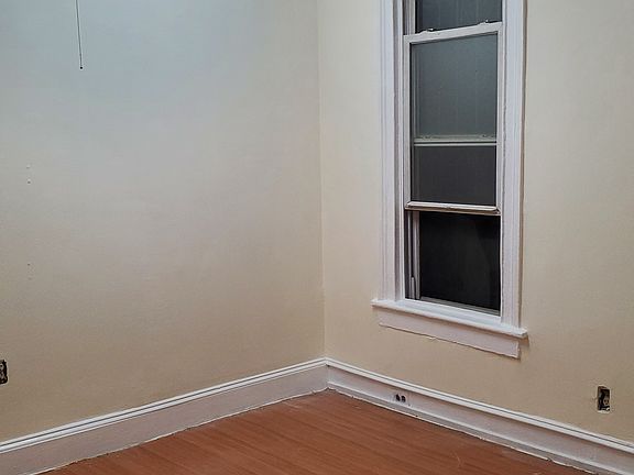 4th image of 558 19th St Floor 1