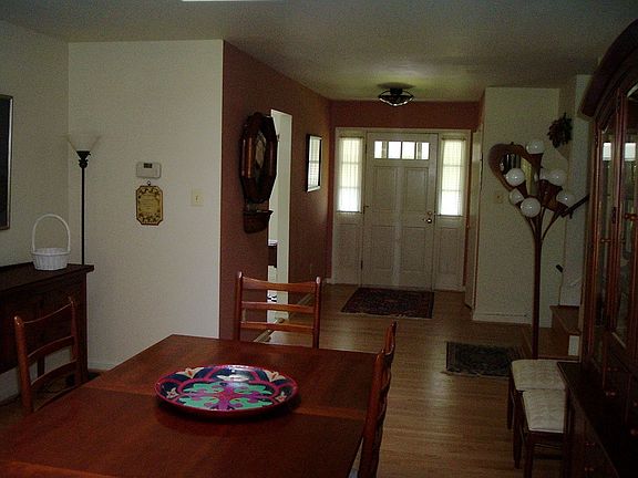 Dining area & foyer