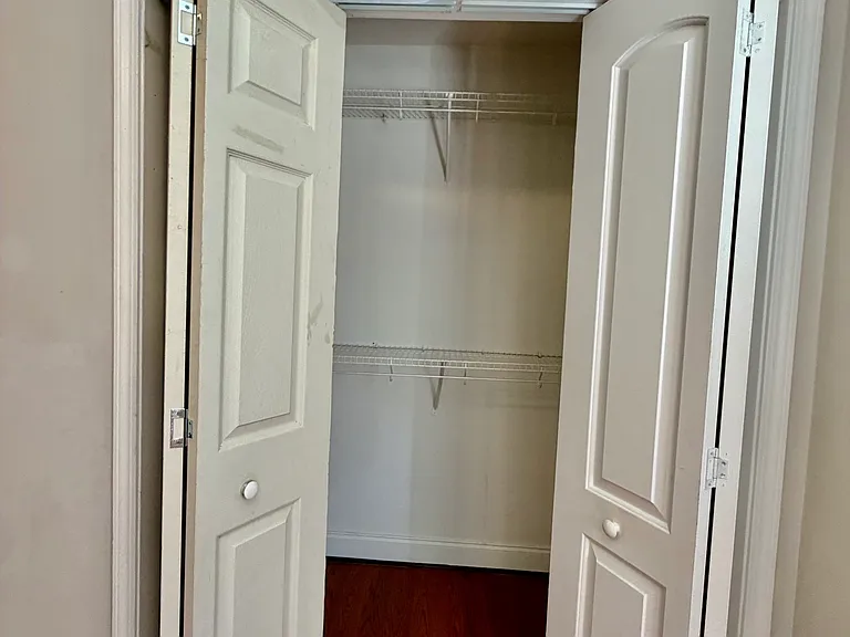 1207 Green Oaks Ln #J — Photo 16