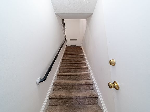 3rd image of 90 Tracey Pl #F2t