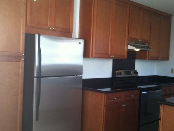 5th image of 611 Burnett Ave APT 19