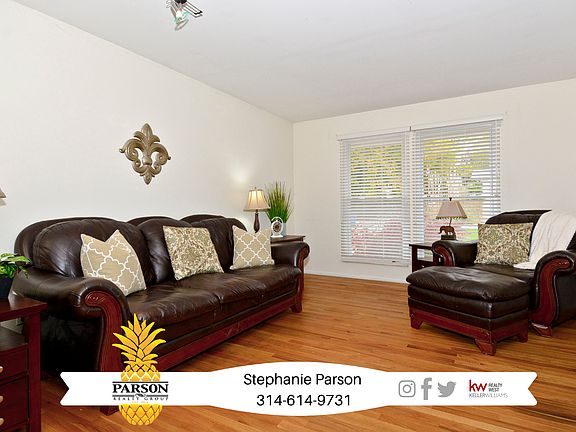 Living Rm with beautiful
har