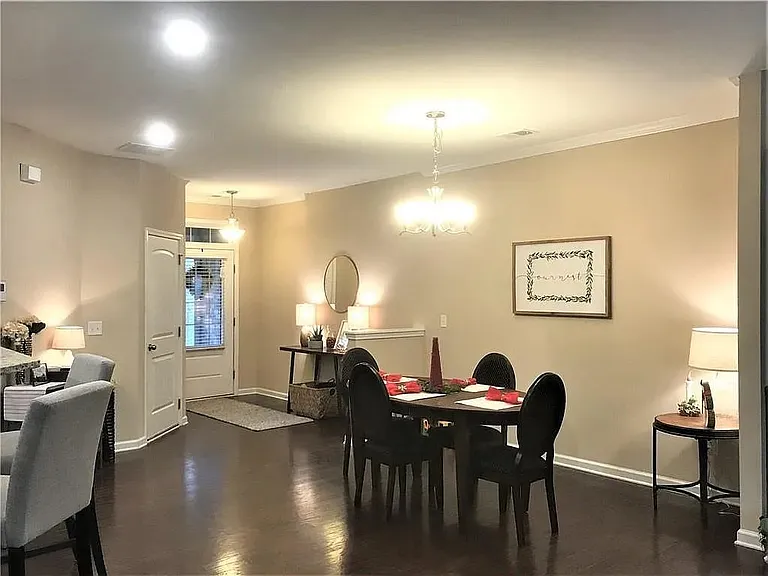 1055 Hampton Oaks Dr — Photo 4