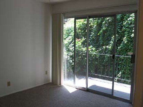 4th image of 2619 Benvenue Ave APT D