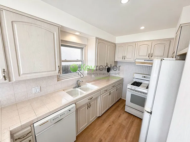 1510 W Oceanfront #A-B — Photo 14