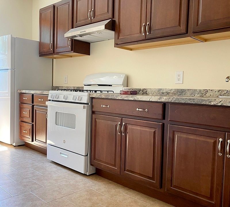 2nd image of 16-32 Stephen St #1B