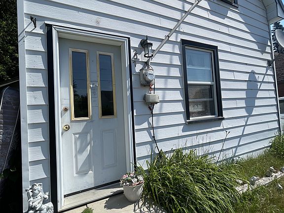 2nd image of 207 Jane St