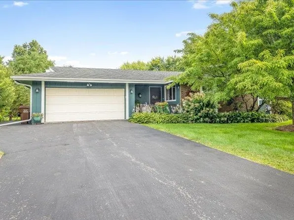 8049 Royal Oaks Rd, Rockford, IL 61107