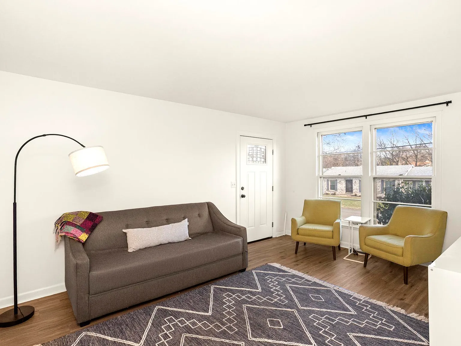 2 bed, 812 sqft, $1,750 — Photo 2