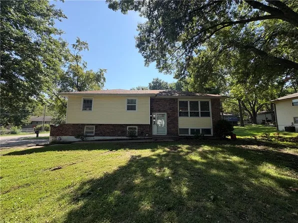 207 E 10th St, Kearney, MO 64060