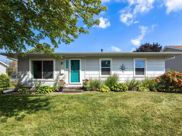 2236 Brookside Dr, Bettendorf, IA 52722