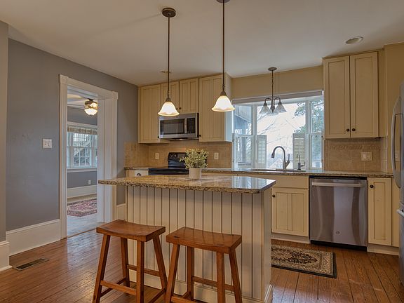 4th image of 8 Glenwood Ave APT 1