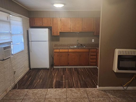 2nd image of 303 Lakeside Dr