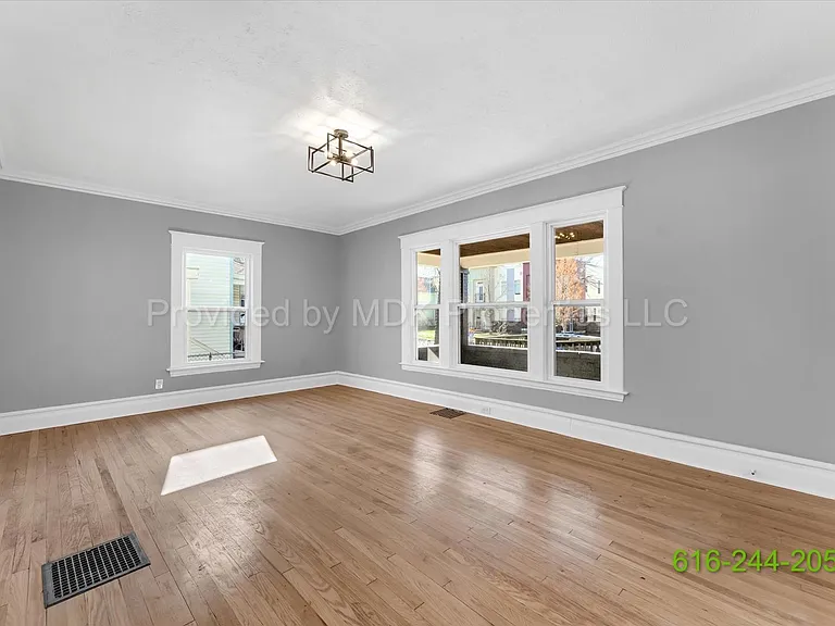 425 Woodlawn St SE — Photo 23
