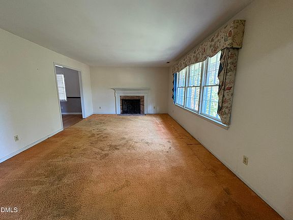 3rd image of 824 Ravenwood Dr