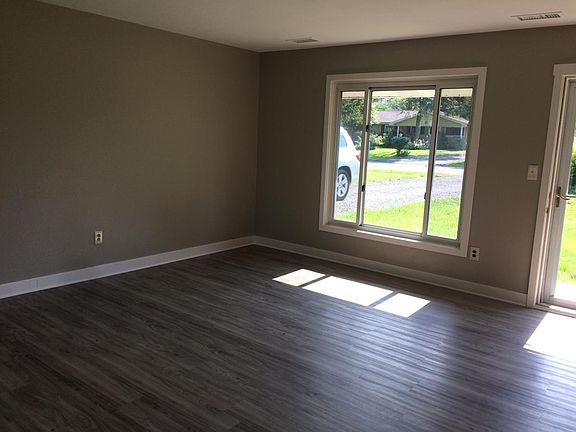 3rd image of 5 Dover Dr