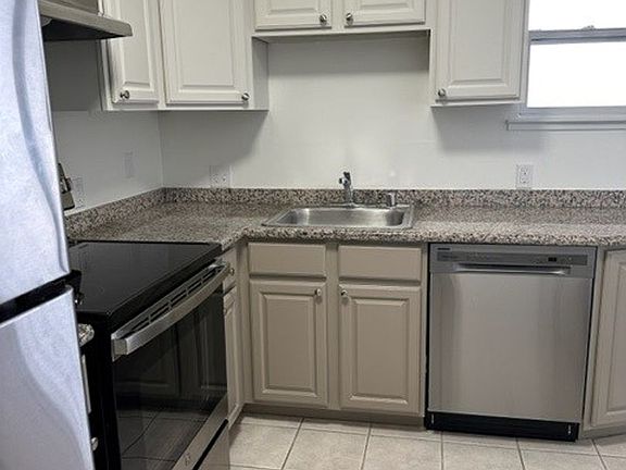 3rd image of 140 Dolores St APT 105