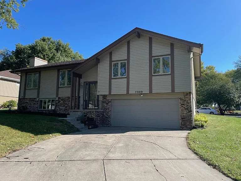 7909 Laurel Ct — Photo 1