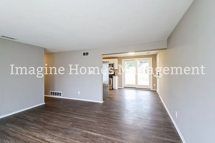 1879 Hillsdale Dr — Photo 4