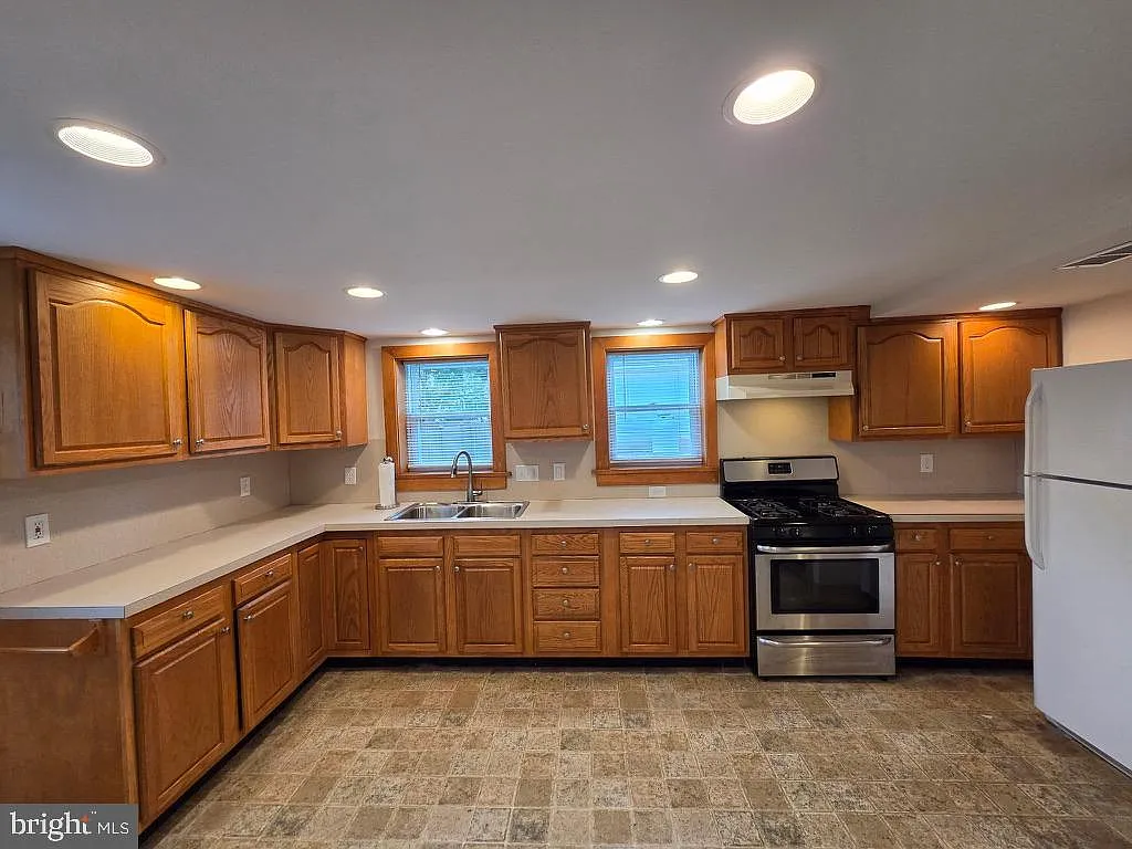 4 bed, 2.0 bath, 2160 sqft, $3,000 — Photo 3