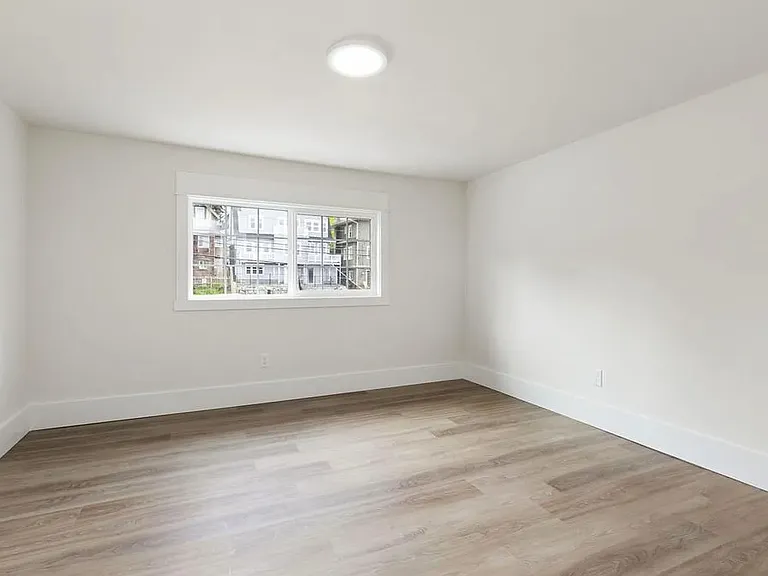 5240 20th Ave NE #3 — Photo 6