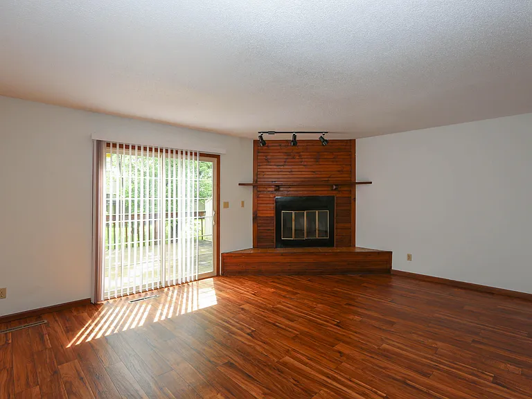 439 Foxfire Dr — Photo 2