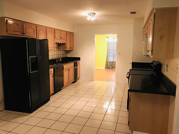 3rd image of 405 Country Club Dr