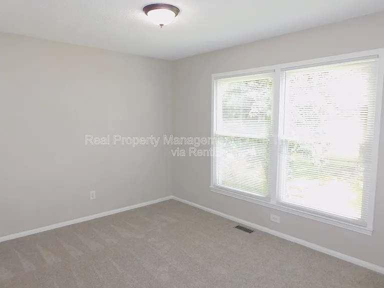 911 Tipperary Dr — Photo 6