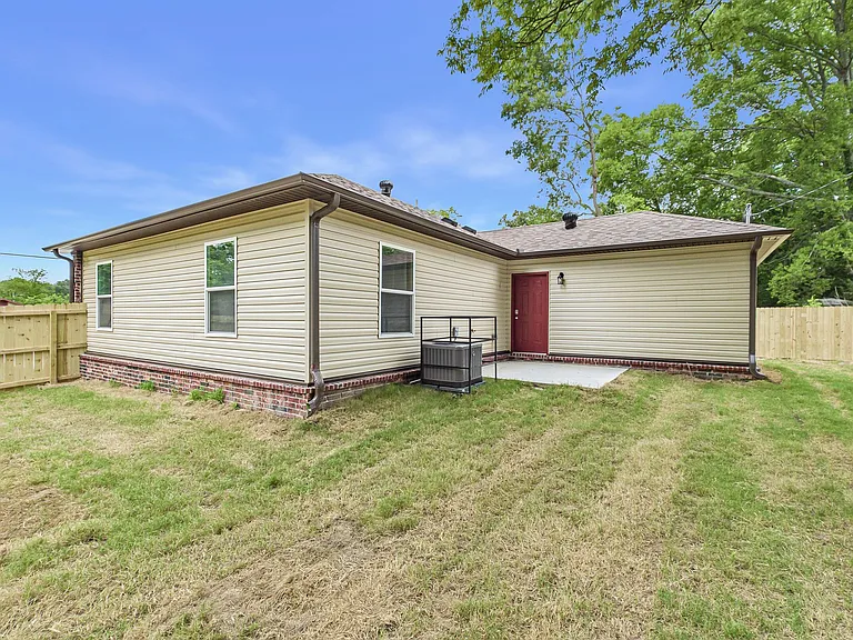 2405 S Elm St — Photo 14