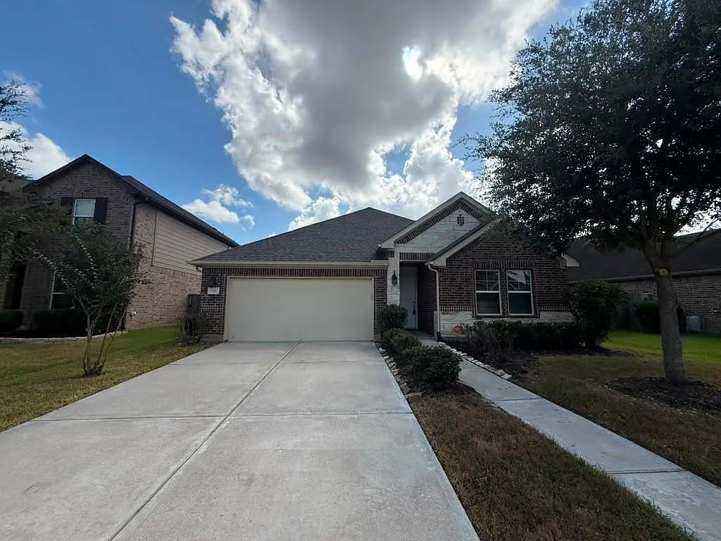 4 bed, 3.0 bath, 2032 sqft, $2,600 — Photo 2