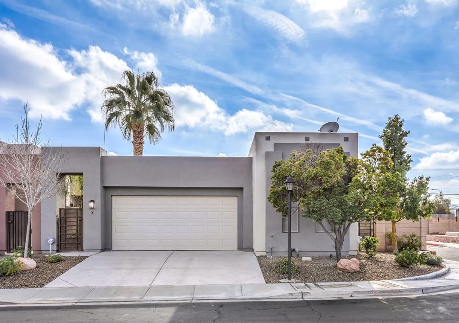 Stunning Single-Story Corner Unit in Gated Community Prime Las Vegas Location — Photo 1