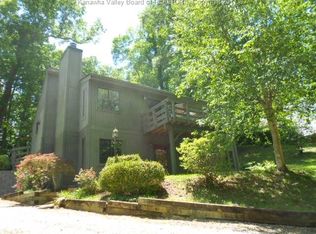 697 Seneca Hills Dr, Elkview, WV 25071