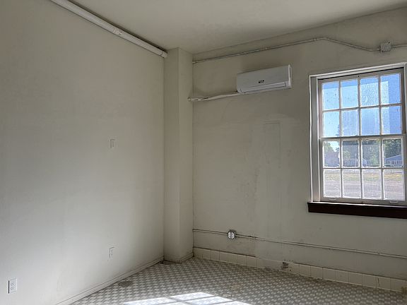 3rd image of 411 Clayton St #11