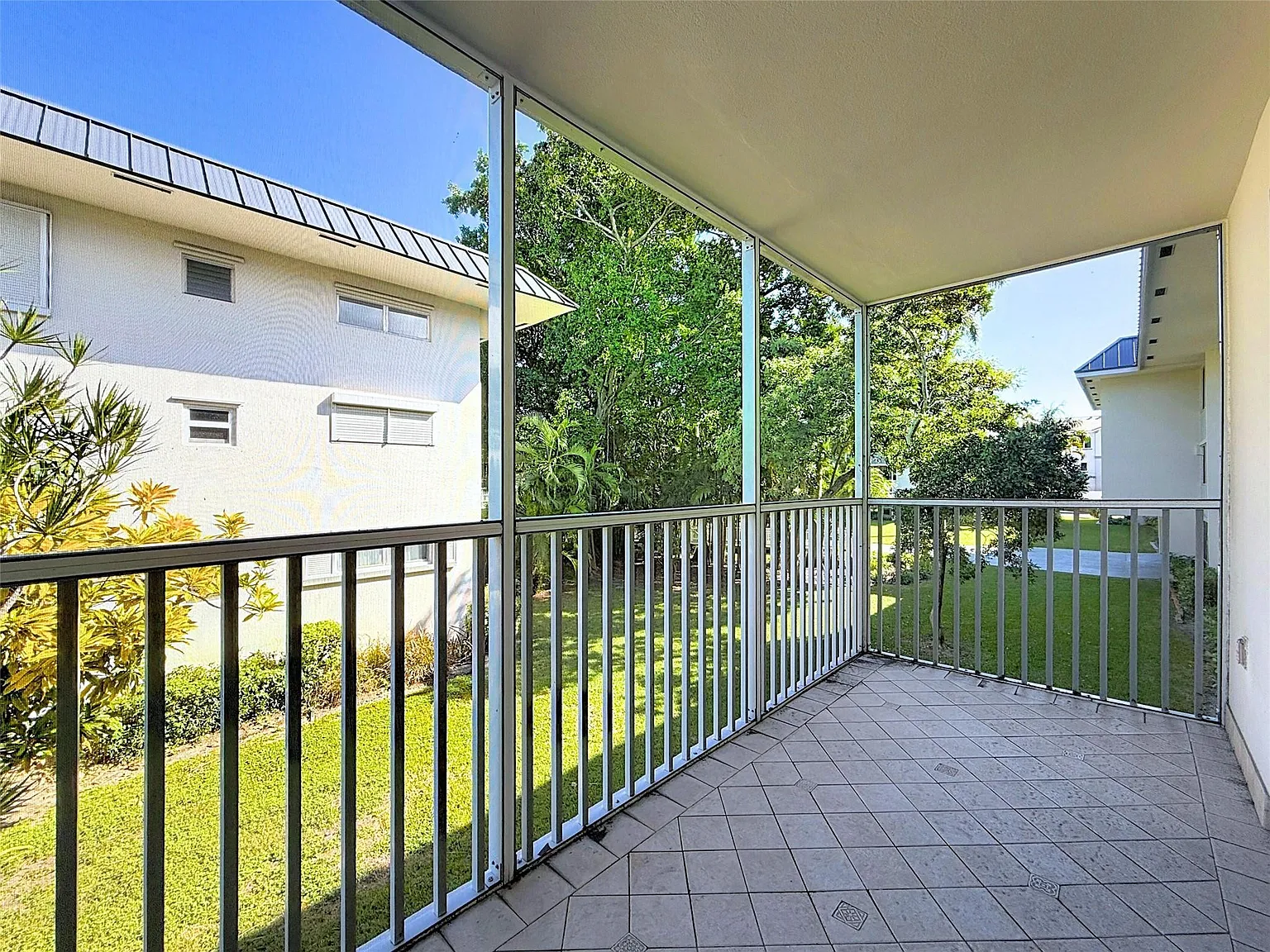 2 bed, 2.0 bath, 960 sqft, $1,900 — Photo 3