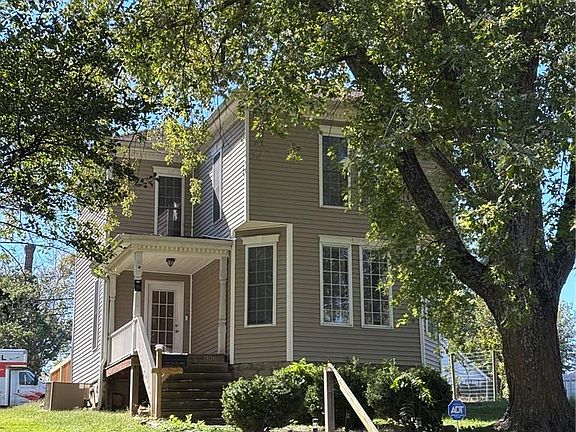 2nd image of 1106 Parallel St