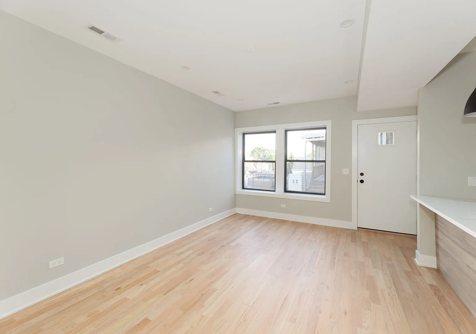 2 bed, 877 sqft, $2,795 — Photo 4