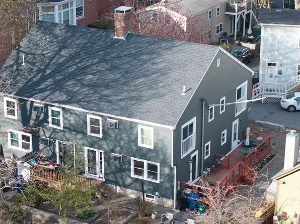 394 Essex St APT 3, Salem, MA 01970