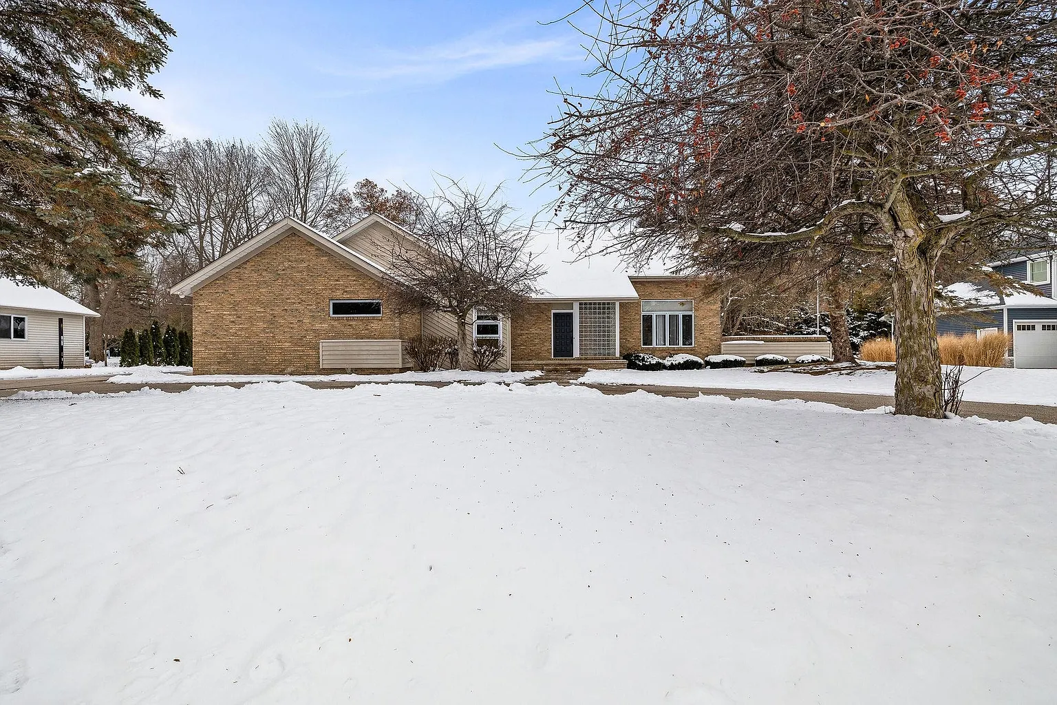 5609 Pondview Dr photo 1