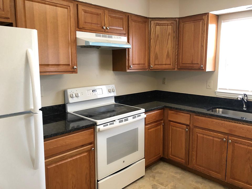Updated kitchen with brand new cabinets and granite!
