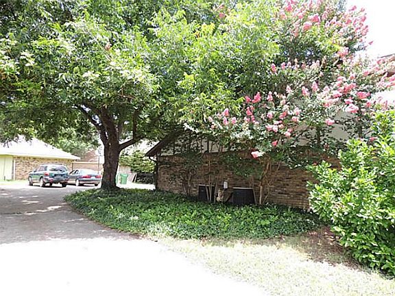 4th image of 2412 Peachtree Ln