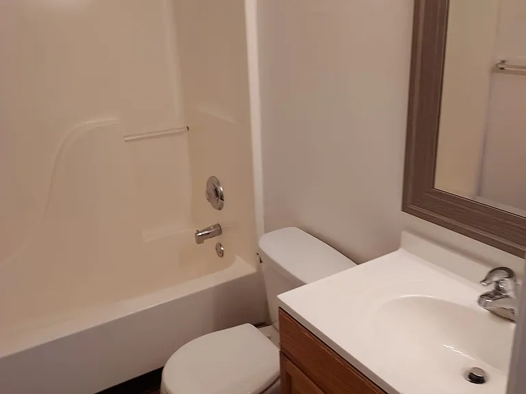 10724 Hathaway Ave — Photo 10