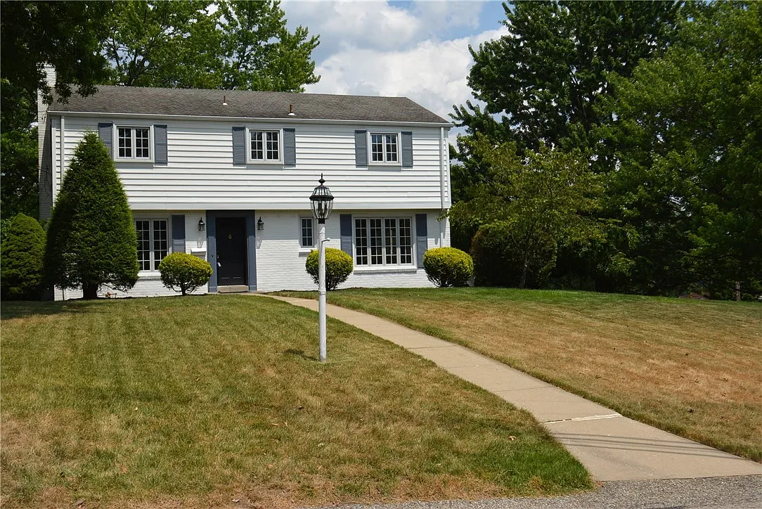 2402 Broadlawn Dr photo 1