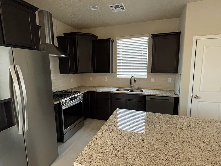 3644 Queen Ct NE — Photo 3