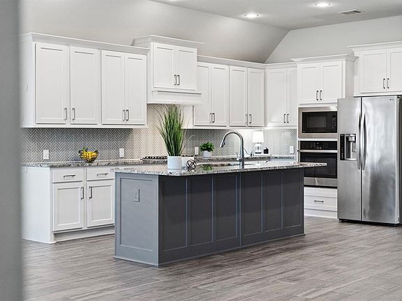 4th image of 8823 Oak Springs Drive