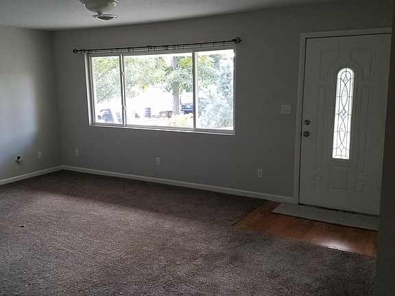 4th image of 1320 N Hickory Dr